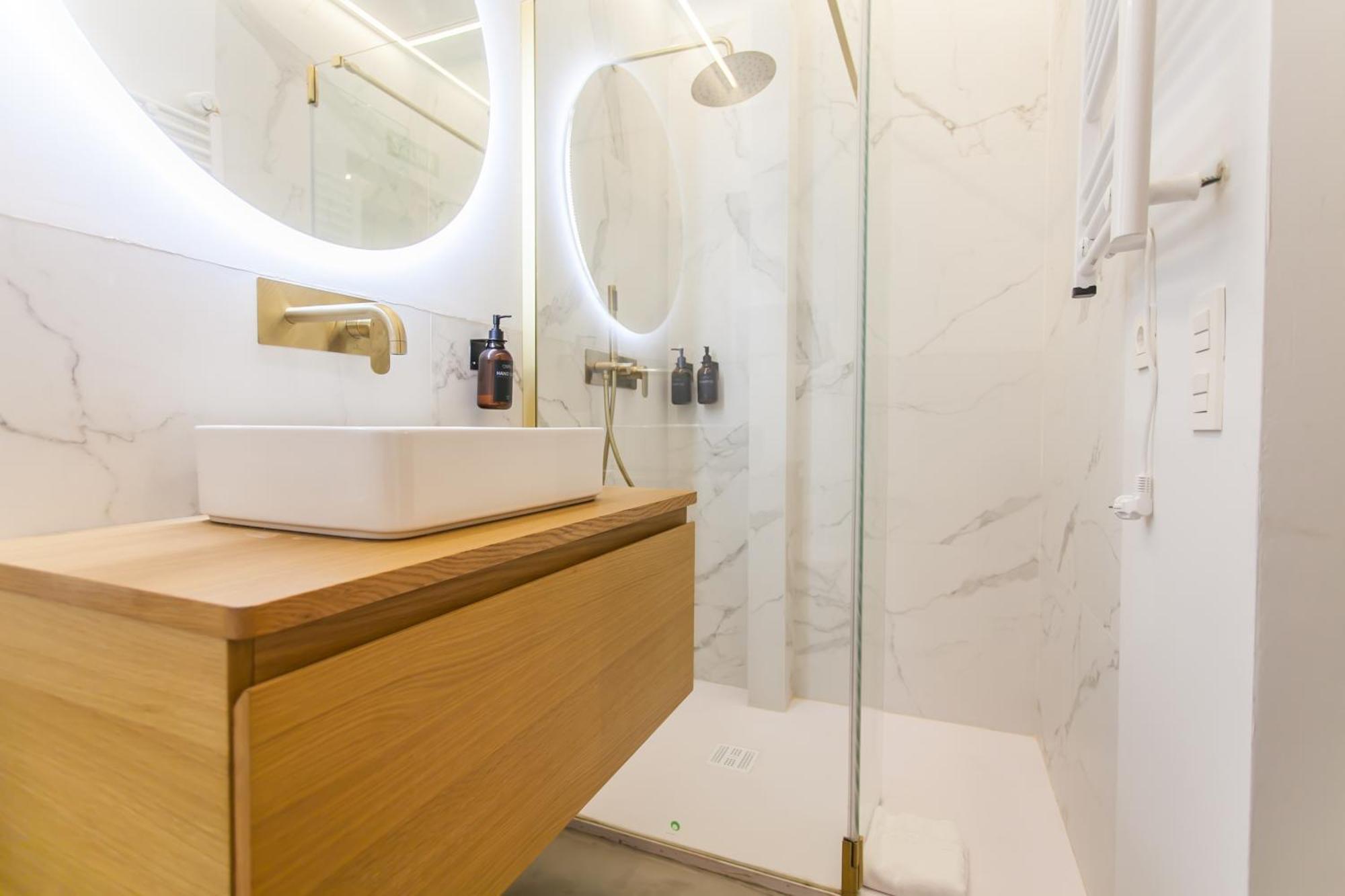 Guernica Luxury Duplex - Location, Light, And Art Apartment Madrid Luaran gambar