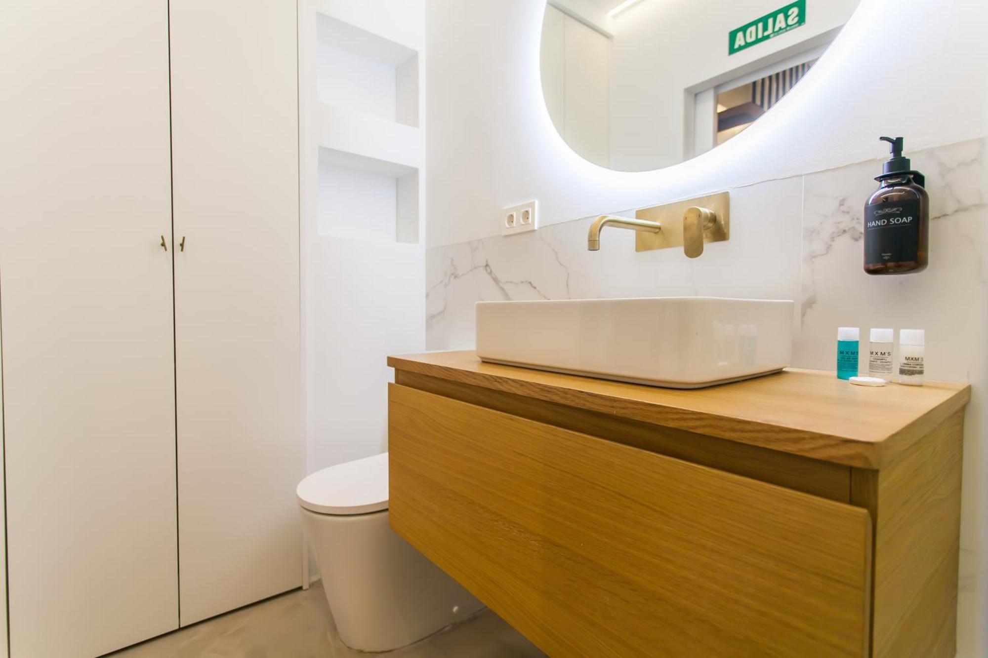 Guernica Luxury Duplex - Location, Light, And Art Apartment Madrid Luaran gambar